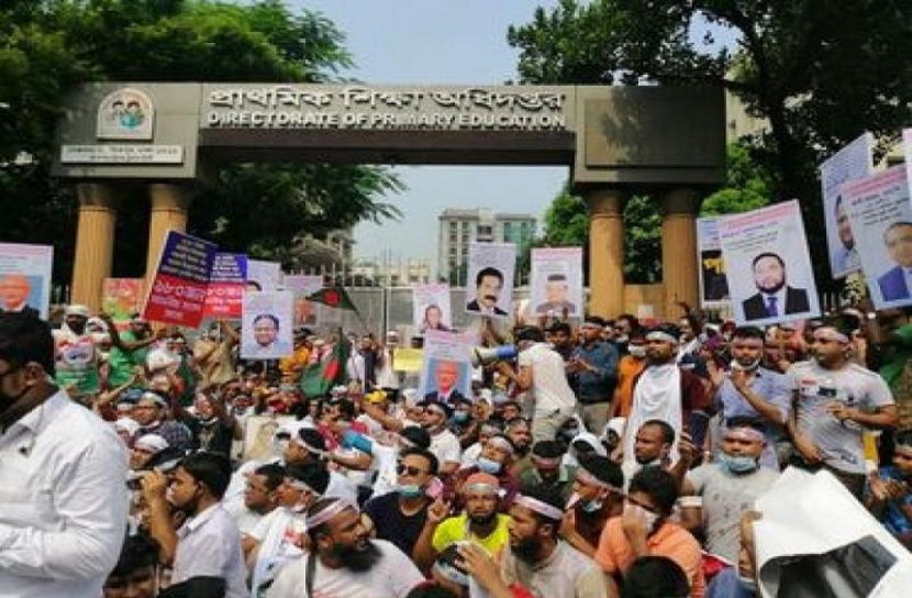 কাফনের কাপড় পরে প্যানেলে প্রাথমিক শিক্ষক নিয়োগের দাবিতে কর্মসূচি 