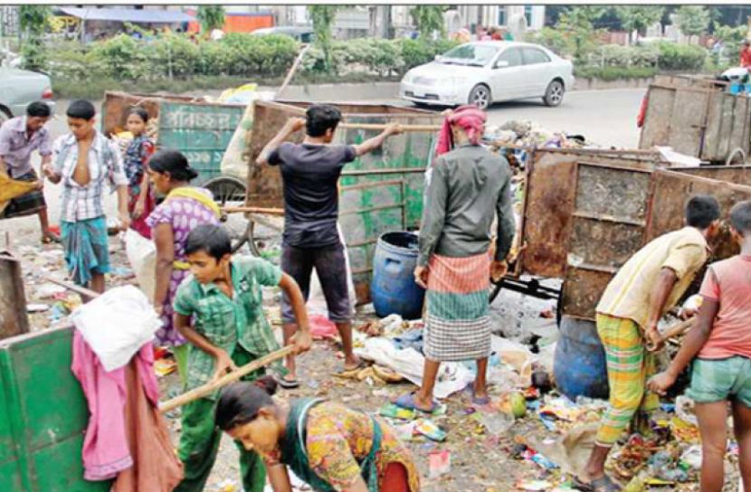 সুরক্ষা সামগ্রী ছাড়াই কাজ করছেন ঢাকা সিটির পরিচ্ছন্নতা কর্মীরা