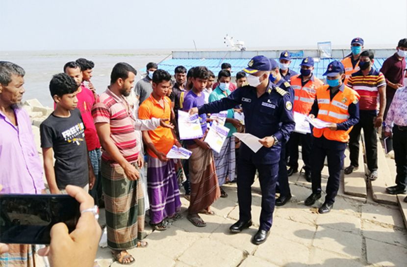 কোস্টগার্ডের  অভিযানে মেঘনা ও তেঁতুলিয়ায় জেলে শূন্য নদী