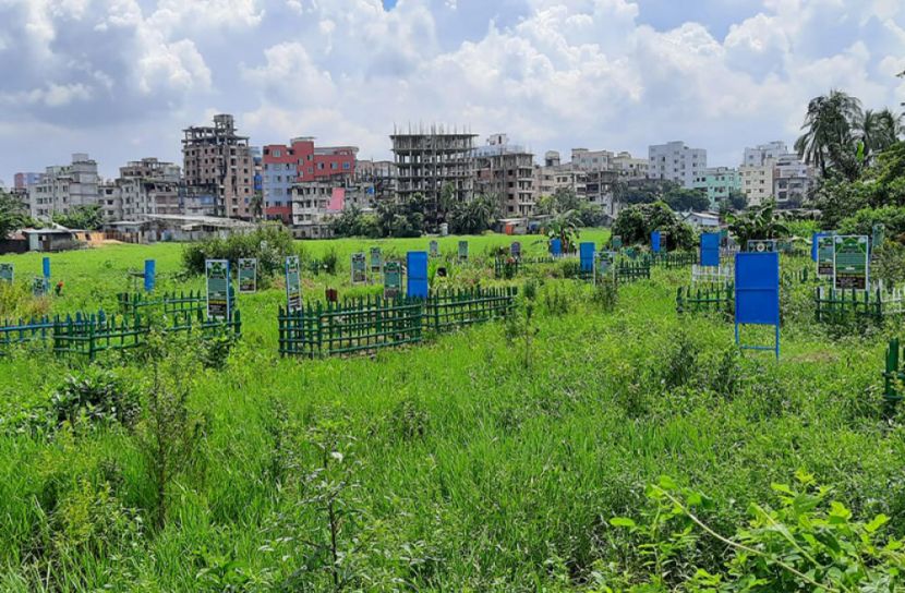 খিলগাঁ কবরস্থানে মাটি খুঁড়লেই উঠছে পানি, করোনাক্রান্তদের দাফন বন্ধ (ভিডিও)
