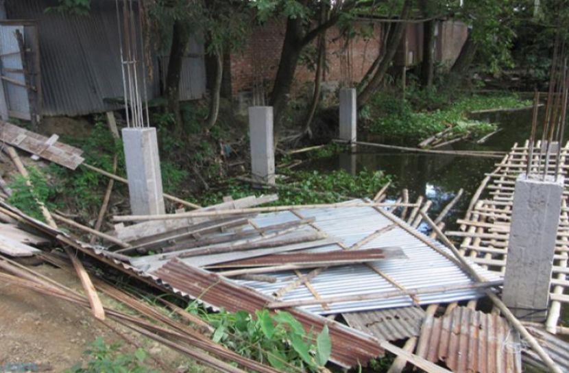 উলিপুরে স্ত্রীর বিরুদ্ধে দোকান ভাঙচুর ও  লুটপাটের অভিযোগ