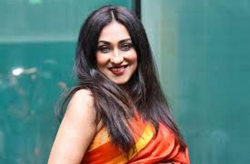 সব রঙের শাড়িতেই সমান উজ্জ্বল ঋতুপর্ণা 