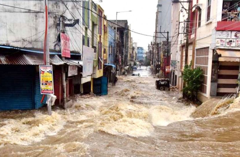 হায়দরাবাদে স্রোতে ভেসে যাচ্ছে মানুষ-গাড়ি