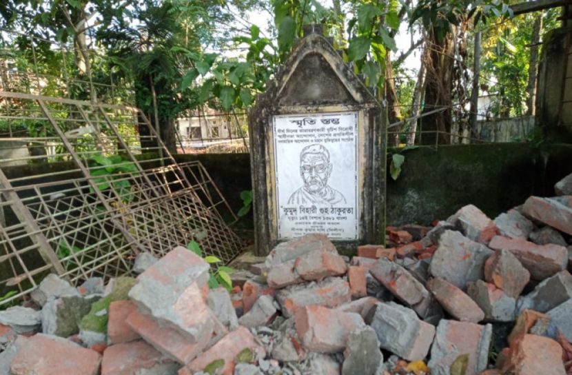 বানারীপাড়ায় সড়ক প্রশস্ত করতে গিয়ে ভেঙে ফেলা হলো ঐতিহাসিক নিদর্শন