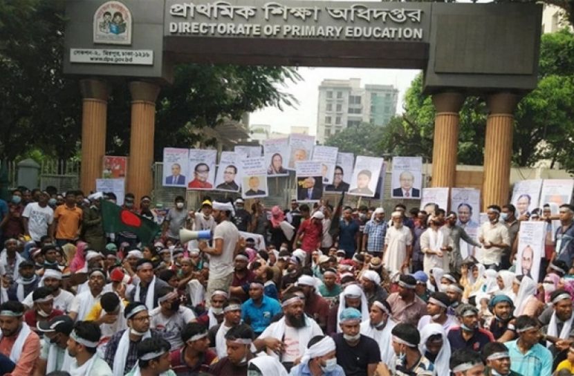 কাফনের কাপড় পরে আন্দোলনে প্রাথমিকের প্যানেল নিয়োগ প্রত্যাশীরা