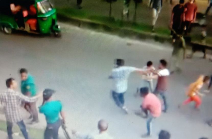 রায়হান হত্যাকারীদের গ্রেপ্তারের দাবিতে সড়ক অবরোধ, পুলিশকে ধাওয়া