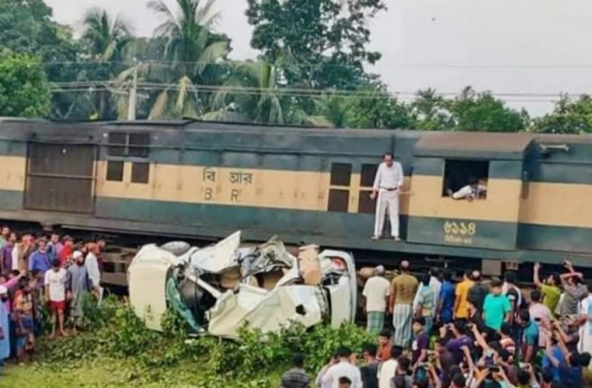 অভয়নগরে প্রাইভেটকারে ট্রেনের ধাক্কা, নিহত ৩