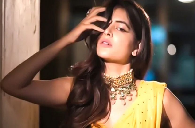 হলুদ শিফন শাড়িতে মোহময়ী মধুমিতা