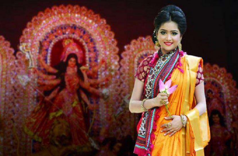 নিজেকে সাজান পূজোর সাজে  