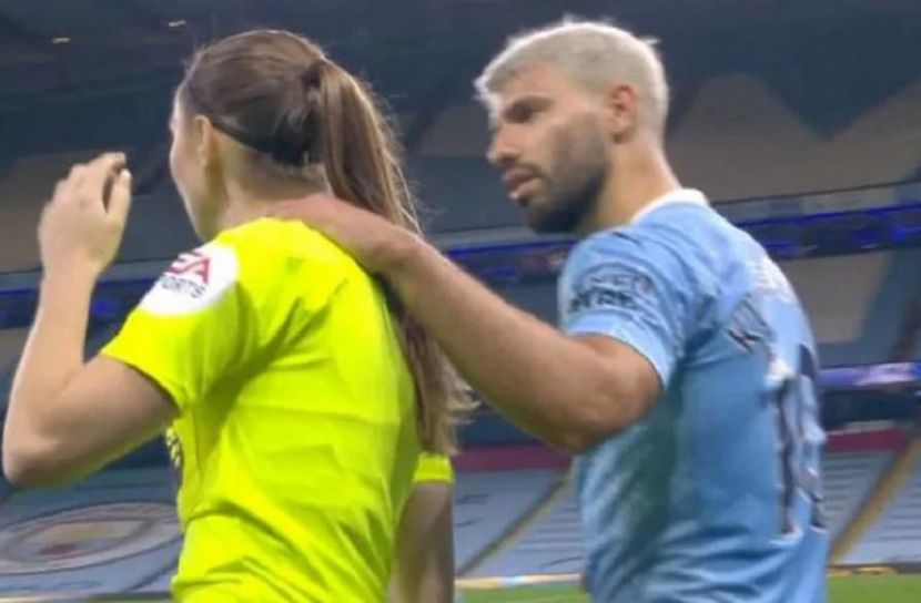 নারী রেফারিকে স্পর্শ করে আলোচনায় আগুয়েরো 