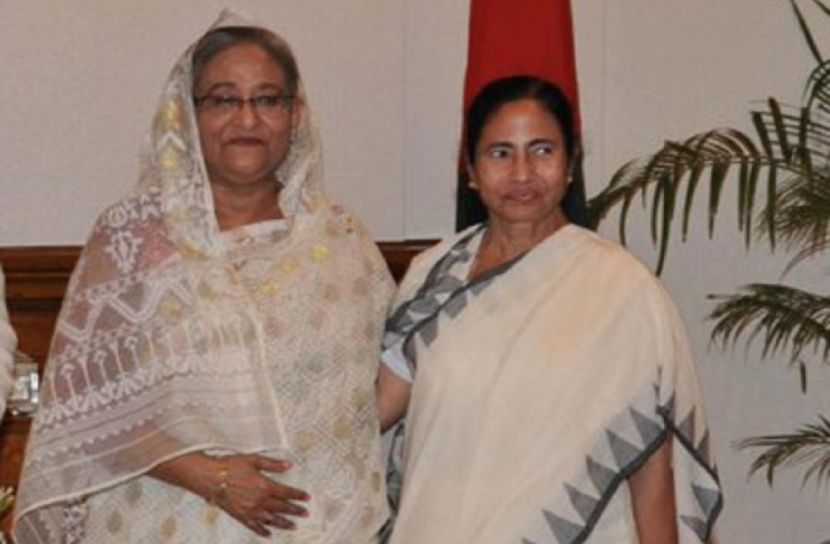 পূজায় মমতাকে শেখ হাসিনার উপহার