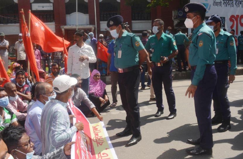 বরিশালে বাম গণতান্ত্রিক জোটের সড়ক অবরোধ, পুলিশের বাধা