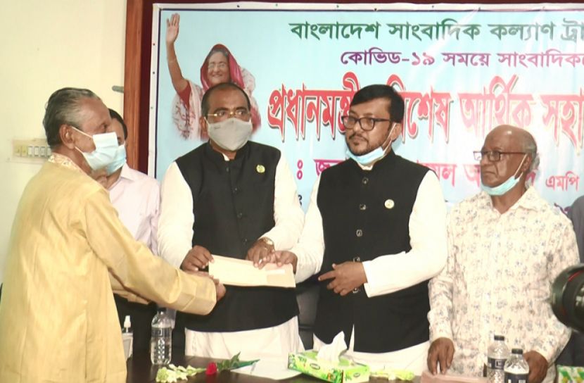 ভোলায় প্রধানমন্ত্রীর আর্থিক সহায়তা পেলেন ৭৫ জন সাংবাদিক