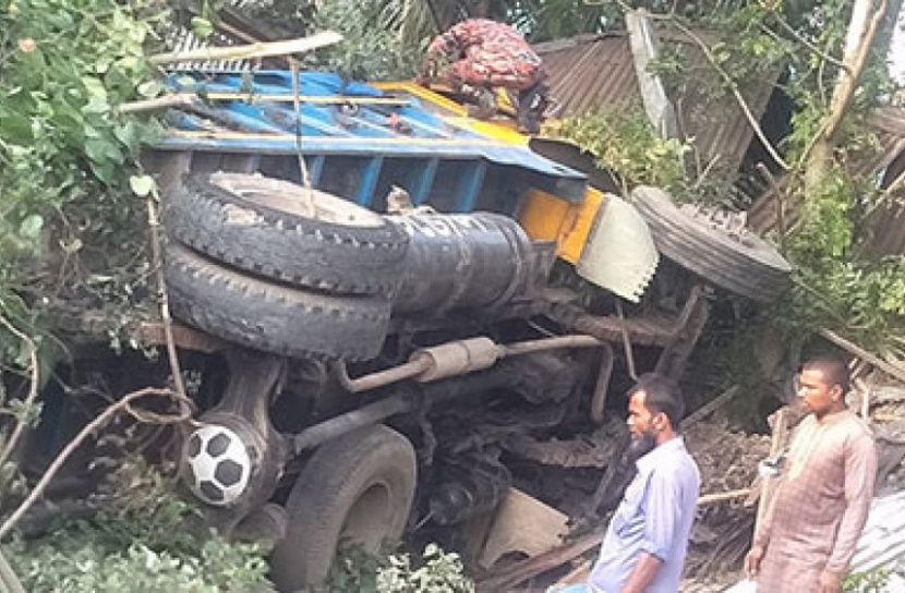 বসতঘরে ট্রাক, ঘুমিয়ে থাকা কিশোর নিহত