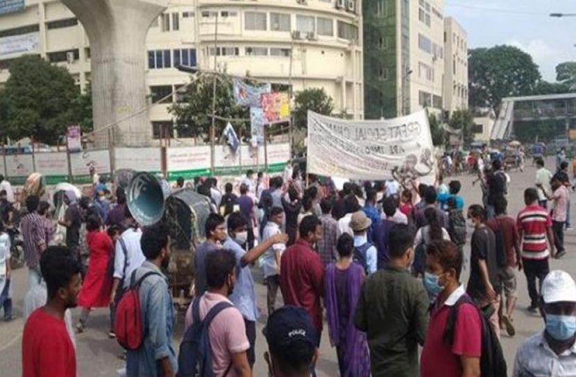 ধর্ষণবিরোধী লংমার্চে হামলার প্রতিবাদে শাহবাগ অবরোধ