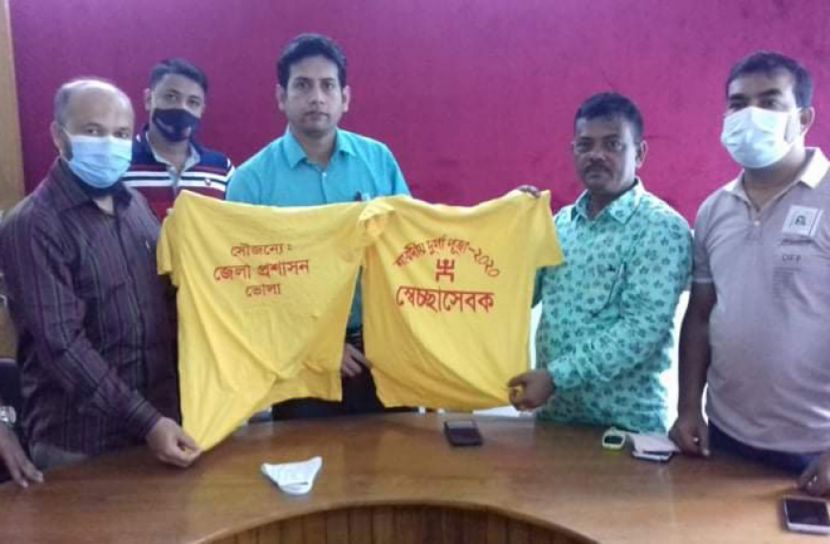 পূজা উপলক্ষে ভোলা জেলা প্রশাসনের পক্ষ থেকে টিশার্ট বিতরণ