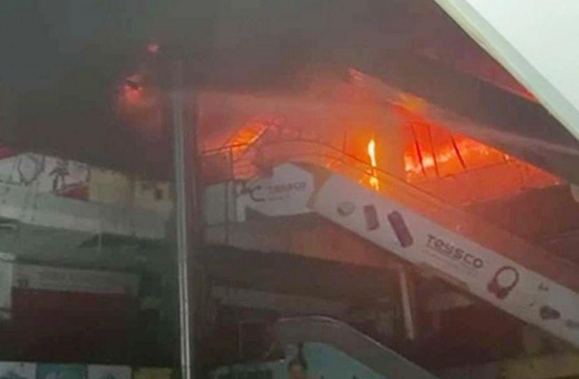 মুম্বাইয়ে শপিংমলে আগুন : সরানো হলো সাড়ে ৩ হাজার মানুষ