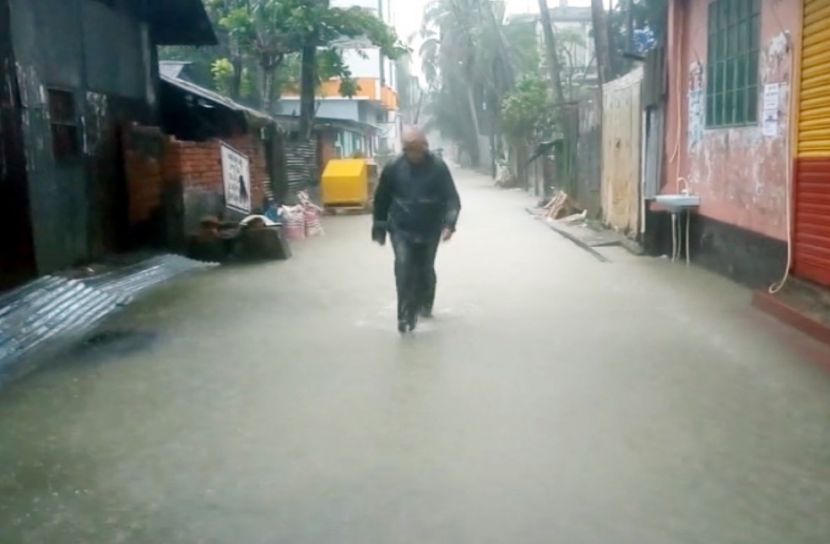 ঝালকাঠিতে নদীর পানি বৃদ্ধিতে ডুবে গেছে রাস্তাঘাট