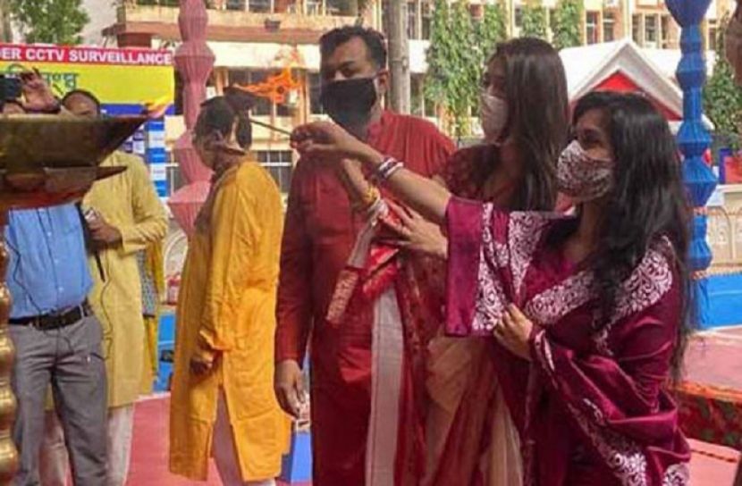 স্বামীর সঙ্গে মণ্ডপে অঞ্জলি দিলেন মিথিলা