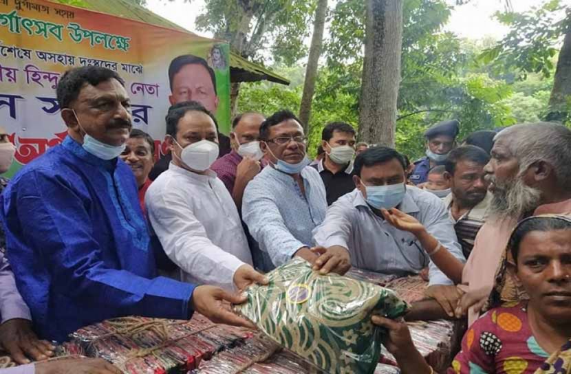 বোয়ালমারীতে দুস্থদের মাঝে বস্ত্র বিতরণ 