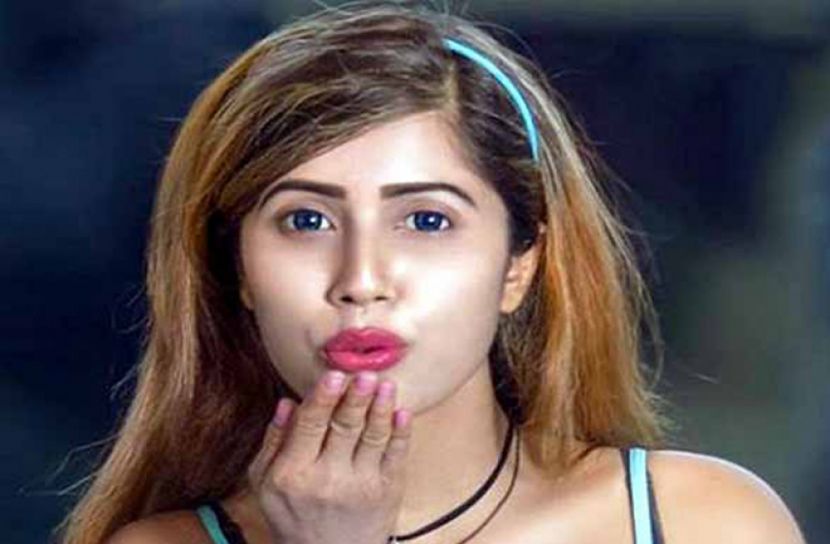 প্রতিবেশীদের তোপের মুখে নায়লা নাঈম