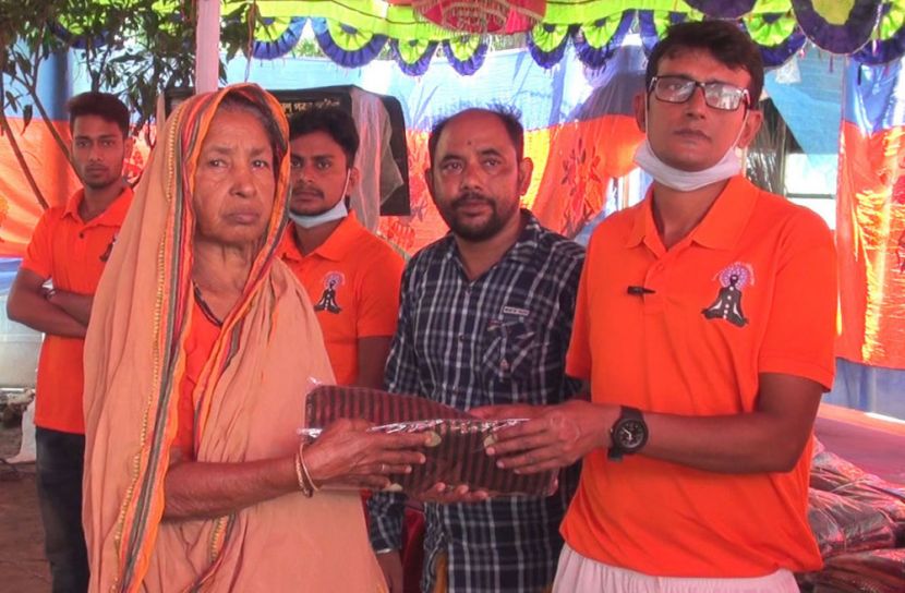 দুর্গাপুজা উপলক্ষে গোপালগঞ্জে শাড়ি বিতরণ