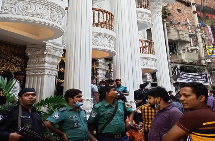 ইরফান সেলিমের বাসা থেকে মদ-অস্ত্র উদ্ধার