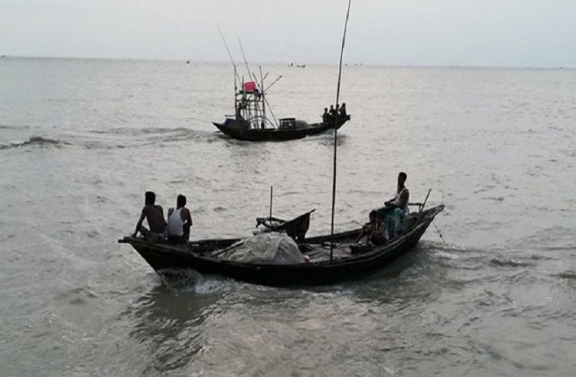 একযোগে এসে পুলিশের ওপর হামলা করলো জেলেরা