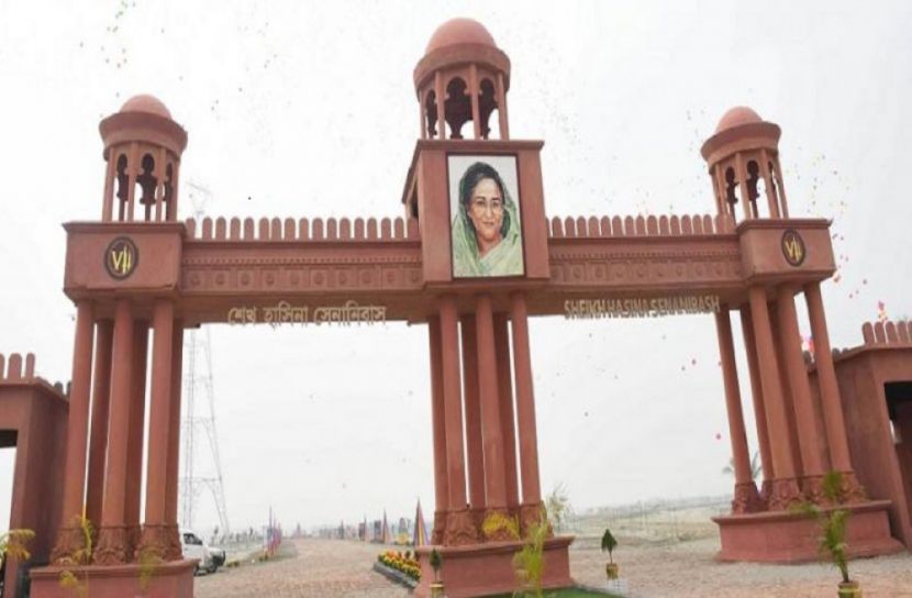 নবনির্মিত শেখ হা‌সিনা সেনানিবাসে পতাকা উত্তোলন