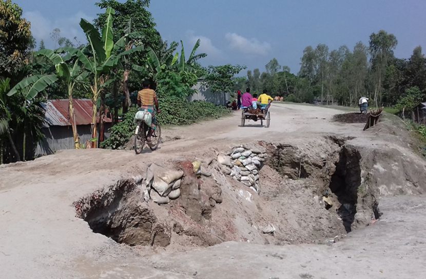 সড়ক নয় যেন মরণ ফাঁদ