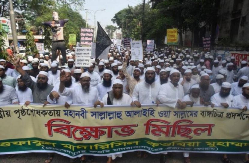 রাজধানীতে আলেমদের বিক্ষোভে ম্যাক্রোর কুশপুত্তলিকা দাহ