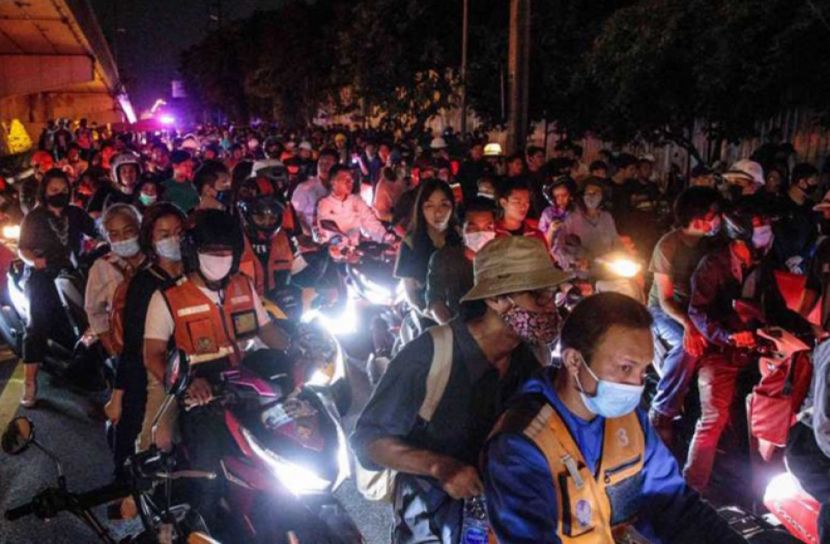 হাজারো বিক্ষোভেও ক্ষমতায় থাকবেন থাই প্রধানমন্ত্রী