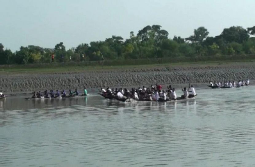 ঐতিহ্যবাহী নৌকাবাইচ প্রতিযোগিতায় পুরস্কার গরু, ছাগল ও ভেঁড়া