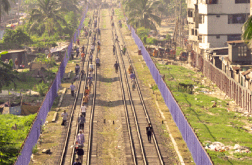 নিরাপত্তা বেষ্টনীতে রেল লাইন