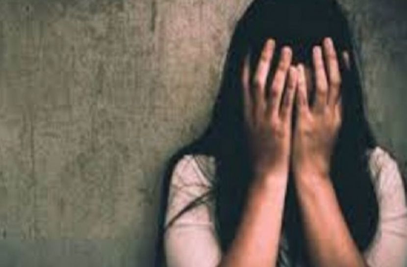 কসমেটিক দোকানের মধ্যে ক্রেতাকে ধর্ষণ