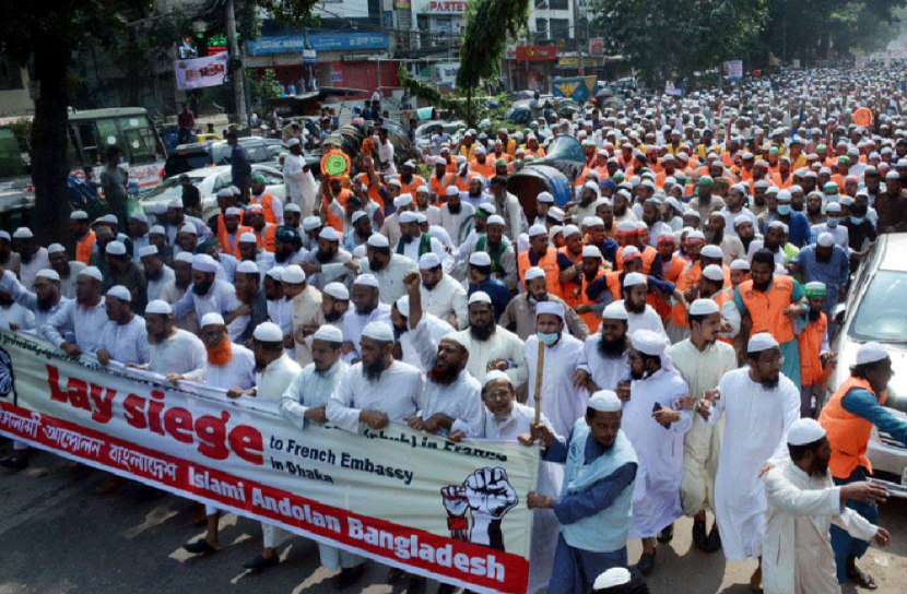 ফ্রান্সে মহানবী (সঃ)-এর ব্যঙ্গচিত্র প্রকাশের প্রতিবাদে সারাদেশে বিক্ষোভ