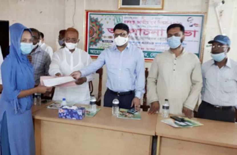 বোয়ালমারীতে জাতীয় যুব দিবসে ১৮ লাখ টাকার চেক প্রদান