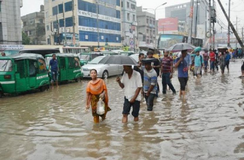 হঠাৎ মুষলধারে বৃষ্টি, ভোগান্তিতে কর্মজীবি মানুষ
