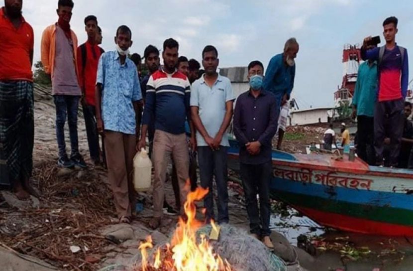 পদ্মায় মা ইলিশ ধরার অপরাধে ৫৩ জেলে আটক