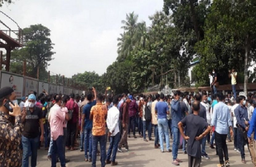 পররাষ্ট্র মন্ত্রণালয়ের সামনে মালয়েশিয়া প্রবাসীদের বিক্ষোভ