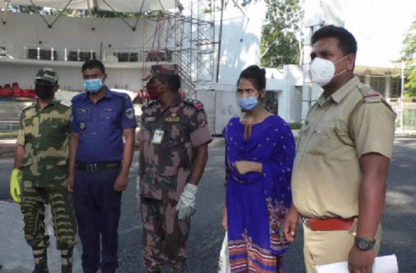 প্রেমের টানে বাংলাদেশে আসা তরুণীকে ভারতীয় পুলিশের কাছে হস্তান্তর