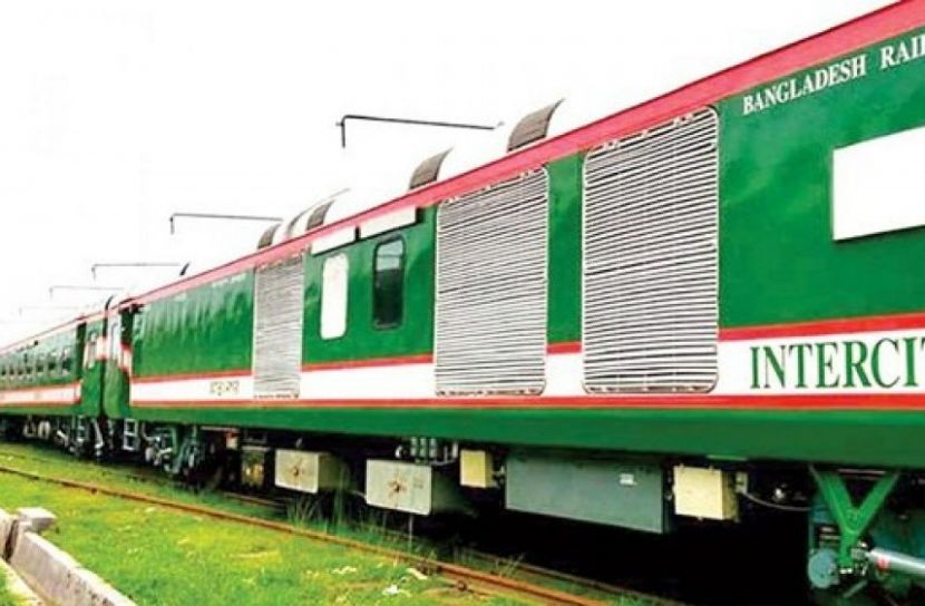 লাল-সবুজের বগিতে সেজেছে সুবর্ণ এক্সপ্রেস