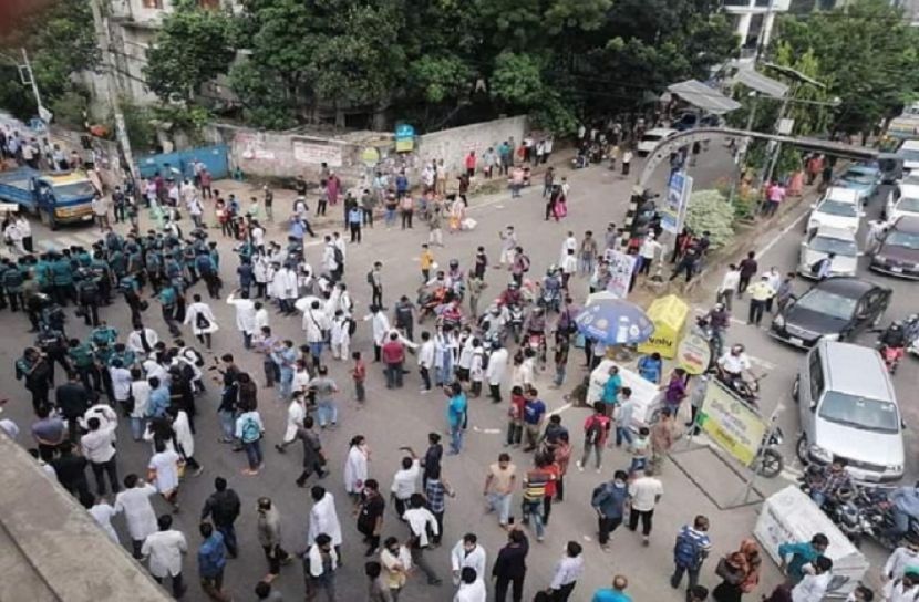 রাজধানীর মহাখালীতে মেডিকেল শিক্ষার্থীদের সড়ক অবরোধ