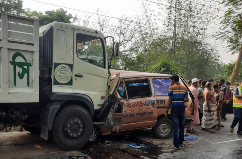 কুষ্টিয়ায় ট্রাক-এ্যাম্বুলেন্স সংঘর্ষে চালকসহ ৫ প্রতিবন্ধী নিহত