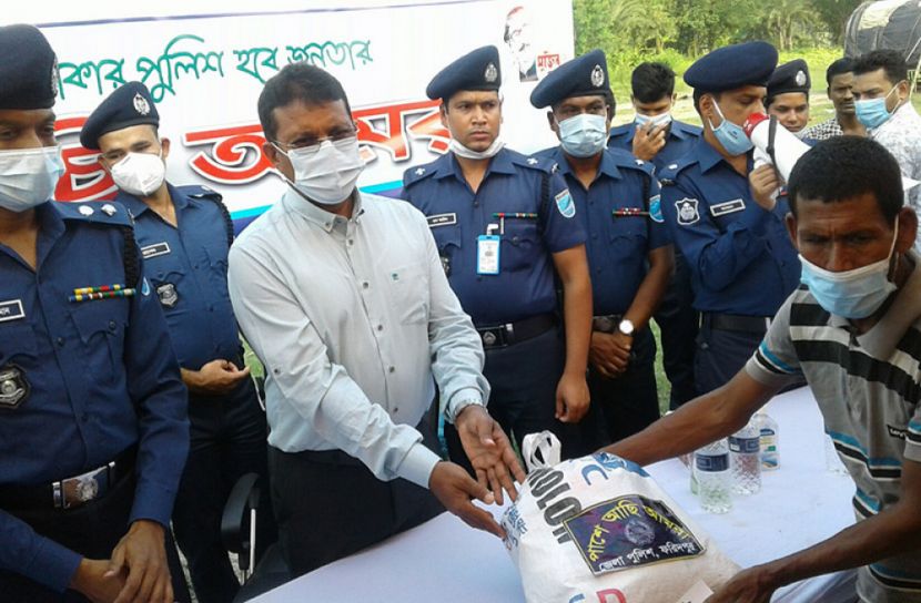 ফরিদপুরে বেদে পল্লীতে পুলিশের ডিআইজির ত্রাণ বিতরণ