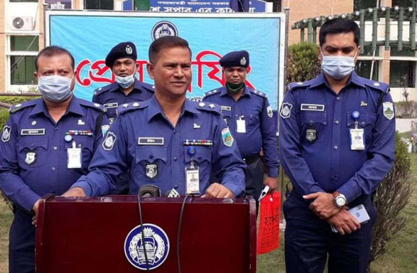 ট্রাকের নাম্বার প্লেট পরিবর্তন করেও পুলিশের কাছে ধরা পড়ল ডাকাত দল