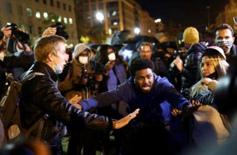 ট্রাম্পের বিরুদ্ধে বিক্ষোভে উত্তাল হোয়াইট হাউসের চারপাশ