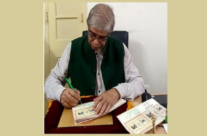 সংবিধান দিবসে উদ্বোধনী খাম অবমুক্ত করলেন মোস্তফা জব্বার