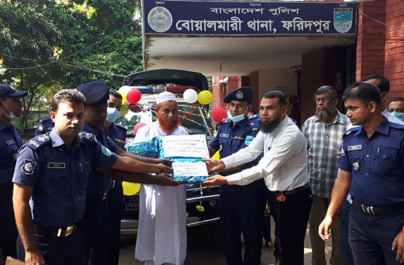 বোয়ালমারী থানার কনস্টেবল ইকরাম হোসেনের অনাড়ম্বর বিদায় সংবর্ধনা