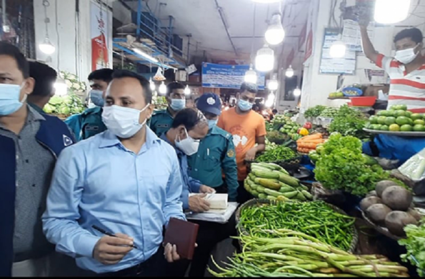 সবজিতে কারসাজি ও ওজনে কম দেয়ায় ১৫ বিক্রেতাকে জরিমানা